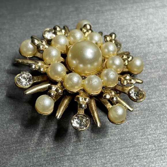 Tiered Pearl Bead & Rhinestone Snowflake Brooch Gold Tone Unsigned Vintage - Picture 4 of 6